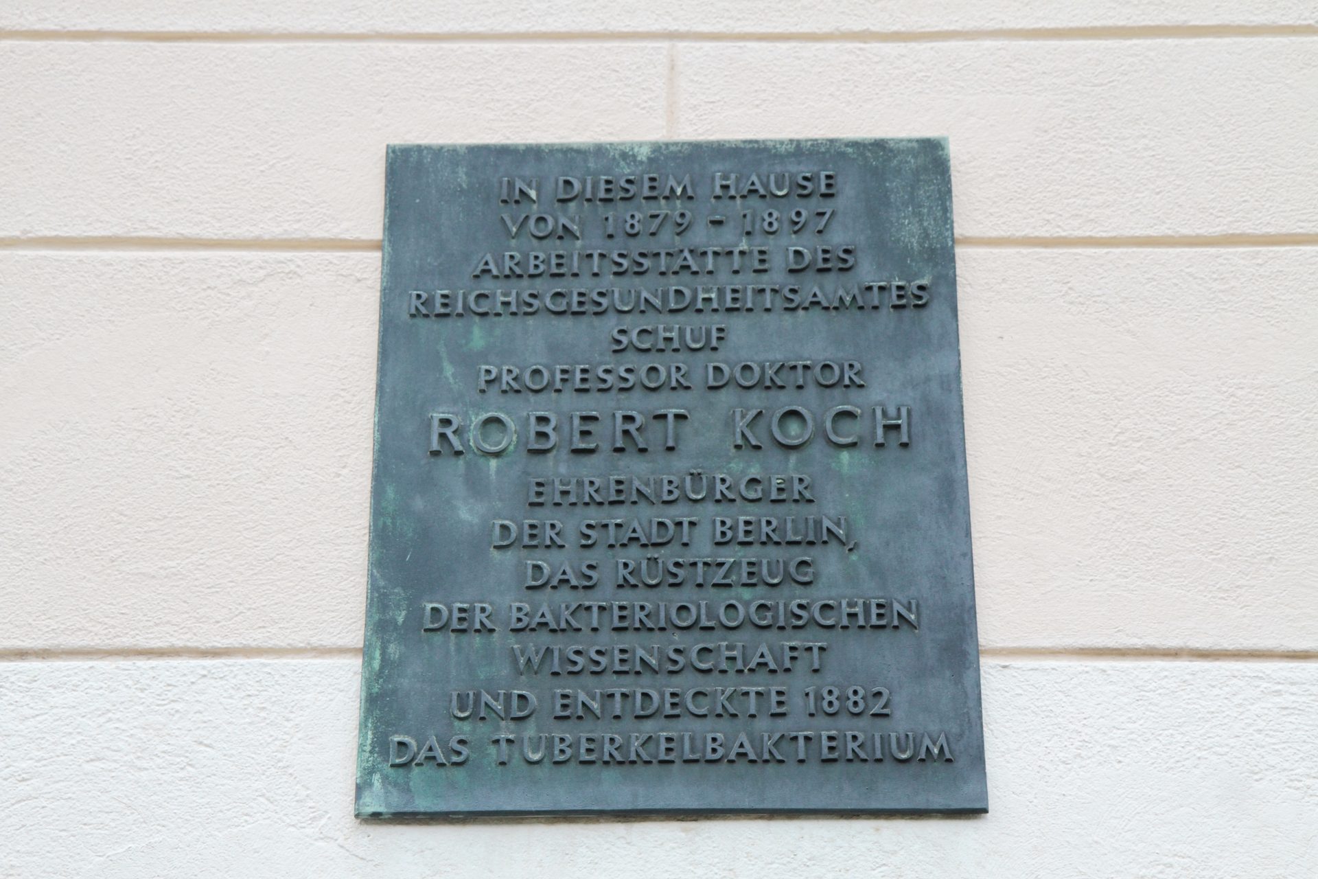 Koch's bacillus discovery memorial plaque, Salomon Neumann-Haus, Berlin.JPG
